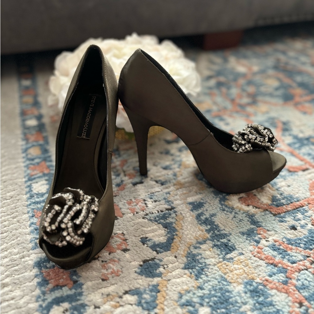 Steve Madden Luxe olive heels